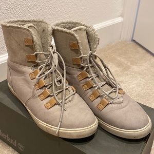 Women’s Timberland Dausette Fleece Fold Down in Light Taupe Nubuck in 7.5M